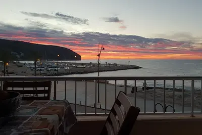 Image de Flughafen front de mer, récemment rénové, à 20 m de la plage et du port