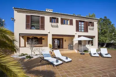 Image de Villa de style avec grande piscine sur jardin méditerranéen