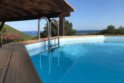 Image de Villa en pierres avec piscine face Ă la mer