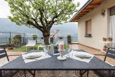 Image de Appartement Avec Beau Jardin Qui Regarde Directement Sur Le Lac