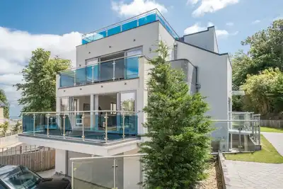 Image de Maison moderne avec une vue imprenable pour 10 personnes