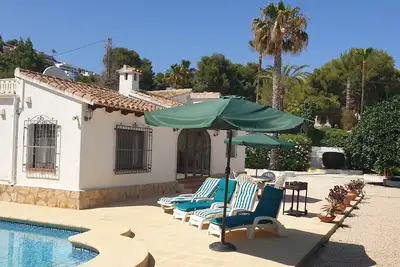 Image de Détaché Villa Capacité d'accueil 6/7, piscine privée, Grand Patio & Gardens. Air conditionné / Wifi!