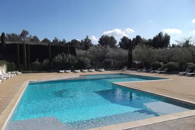 Image de Joli mazet  climatisé avec jardin dans résidence de standing, avec piscine