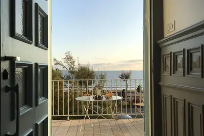 Image de Villa Belle Epoque sur la plage, pleine vue mer