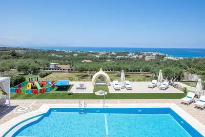 Image de Intimité totale, piscine extérieure de 100 m2, piscine intérieure, près de la plage, vue sur la mer!