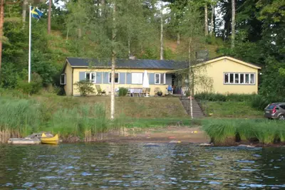 Image de Maison spacieuse avec belle vue sur le lac Möckeln et emplacement individuel. Directement sur la plage.