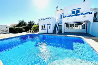 Image de Spacieuses confortables en bord de mer avec piscine privée, terrasse et barbecue