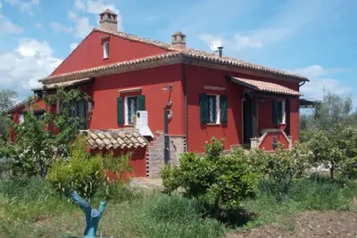 Image de Villa entourée de plantations d'agrumes sur la côte ionienne