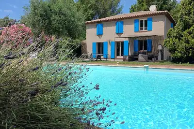 Image de Aix en Provence, grande Bastide, immense piscine et terrain de jeu