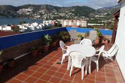 Image de Penthouse confortable avec une vue magnifique sur la mer. 1 minute de la plage. Wifi