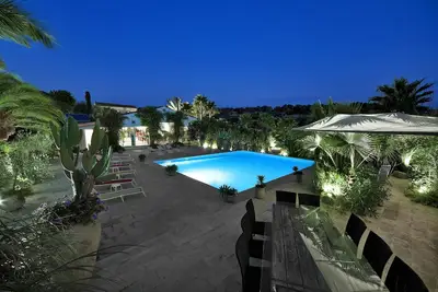 Villa imposante avec piscine, grands espaces. Idéale pour les groupes.