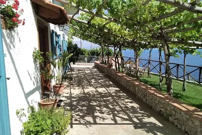 Image de Suite de randonnée, vue mer, sur la côte amalfitaine, près du Chemin des Dieux