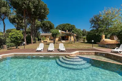 Image de Villa à 80 metres de la plage de Colostrai avec piscine privée, Wifi et climatis