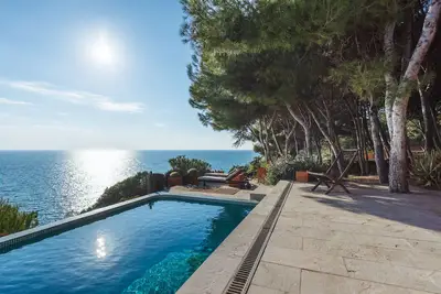 Image de villa sur la mer calme et lumineux environnement naturel