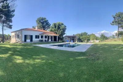 Image de Villa avec piscine et jardin à côté du golf et de la plage