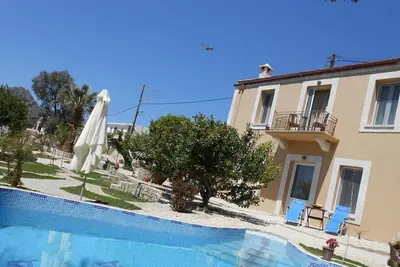 Image de Paradis privé avec piscine chauffée, vue magnifique et grand jardin