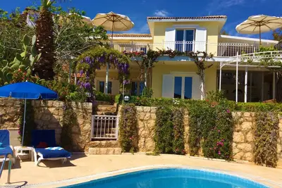 Image de Luxury and comfort, peace and quiet. Pool, stunning seaview, garden and privacy.