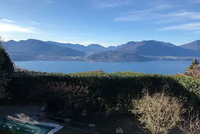 Image de Maison de vacances avec une vue magnifique sur le lac, piscine et grand jardin, familial