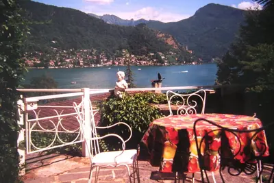 Image de Appartement avec vue sur le lac, terrasse de jardin et plage privée