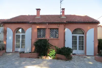 Image de Calme maison de vacances avec 4 chambres à coucher près de la plage. Avec 2 places de parking dans la cour.