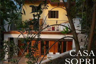 Image de Casa Sopri: la paix céleste au milieu de l'agitation vive: dans le parc sur la plage.