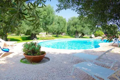 Image de 4 bungalows sur une résidence de campagne antique au milieu des bosquets d'oliviers v - la mer