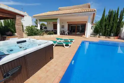 Villa proche de la ville et de la plage avec piscine, jacuzzi, sport, sauna et vue