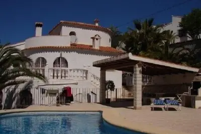 Villa située au calme offrant des vues panoramiques sur la mer