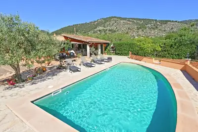 Image de Maison de campagne moderne au pied des montagnes, dans un endroit calme du village, piscine privée, internet