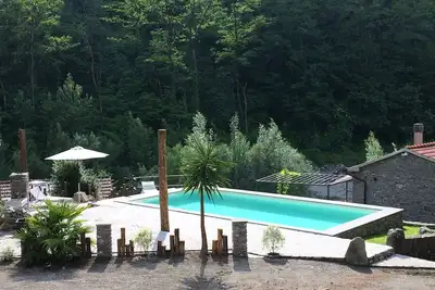 Image de moulin idyllique sur la rivière avec piscine