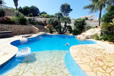Image de Grande villa avec 2 piscines, jacuzzi, barbacoa, parking et vue sur la montagne