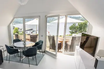 Image de Bel appartement premium sur trois niveaux, juste au bord du lac sur une péninsule calme