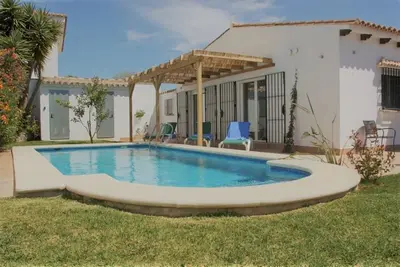 Image de Belle maison de vacances près de la plage avec piscine et jardin bien entretenu et WiFi gratuit
