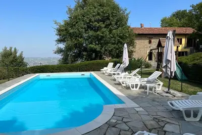 Image de Ancienne ferme de luxe rénovée avec piscine panoramique et privée.