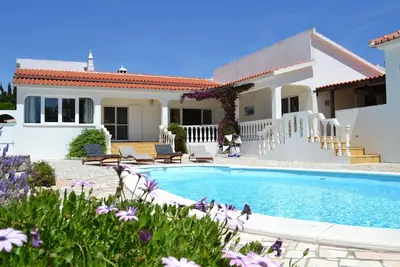 Image de Casa Borboleta Villa bien entretenue avec vue sur la mer, grand jardin et piscine, emplacement de rêve