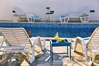 Image de Nouvelle villa moderne avec piscine, à 900 mètres de la plage avec de superbes vues sur la mer