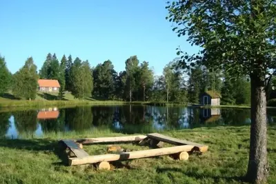 Image de Famille journal sympathique chalet avec sauna au bain et le lac de pêche.