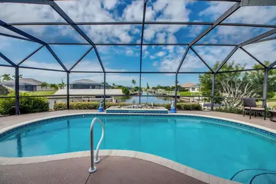 Image de Villa confortable avec accès bateau + golf, vues centrales et superbes sur l'eau