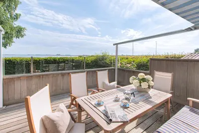 Image de 5 étoiles maison de vacances avec une vue dégagée sur la mer, front de mer directe et un bateau privé.