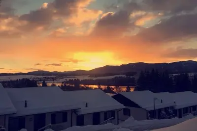 Image de maison de vacances familiale dans un endroit ensoleillé et belle vue mer et lointaine
