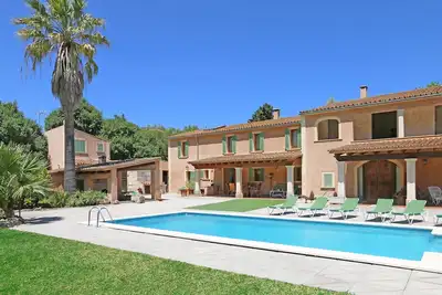 Image de situation calme et idyllique dans la campagne pittoresque, grande piscine, jardin, internet
