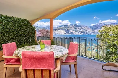 Image de Residenza Villa Sopri - directement sur le lac, avec un beau jardin et piscine
