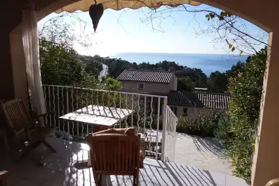 Image de Appartement de 2 chambres avec vue sur la mer sensationnel face au sud, à proximité de la plage.