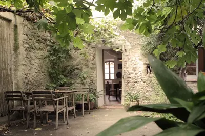 Image de Maison dans le village avec jardin privé. Mer et montagne