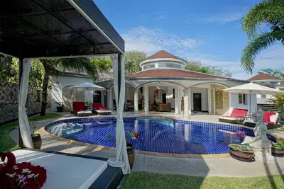Image de La villa « Louts », avec piscine privée et domestique, occupe un lieu de rêve.