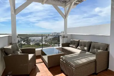 Image de maison mitoyenne, moderne et confortable, avec piscine communautaire