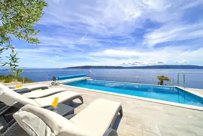 Image de Villa à 70 mètres de la mer, avec piscine à débordement et vue imprenable
