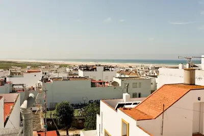 Image de Belle maison de ville avec terrasse sur le toit et vue sur la mer pour jusqu'à 3 personnes et WiFi