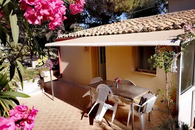 Image de Maison de vacances tranquille et bon marché directement au bord de la mer