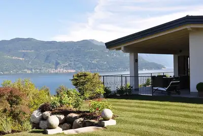 Image de Maison de vacances avec vue fantastique sur le lac et grand jardin privé près du lac